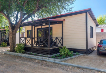 Stacaravan Camping Solmar - XALET CONFORT in Spanje, met voorterras, boom en parkeergelegenheid.