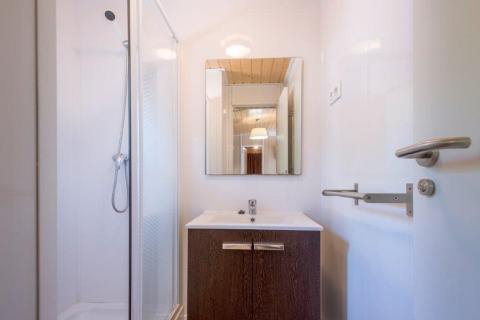 Moderne badkamer in het mobiel huis 'Camping Solmar - XALET CONFORT' in Spanje met douche en wastafel.