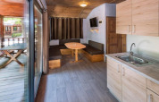 Indvendig udsigt af et hyggeligt sommerhus på Camping Solmar med køkken, spiseplads og terrasse i Spanien.