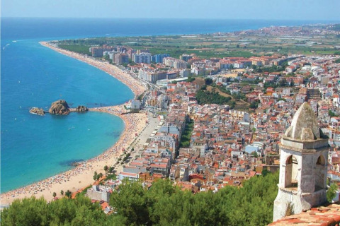 Vue panoramique sur la plage et la ville depuis Camping Solmar - XALET en Espagne, avec la mer en arrière-plan.