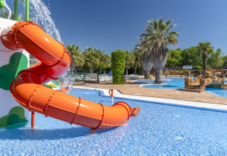 Billede af en orange vandrutsjebane i børneområde ved pool, Camping Solmar - COTTAGE B, Spanien.
