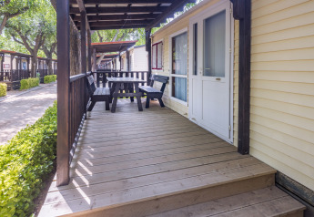Veranda con tavolo al Camping Solmar - COTTAGE B, casa mobile vacanza in Spagna.