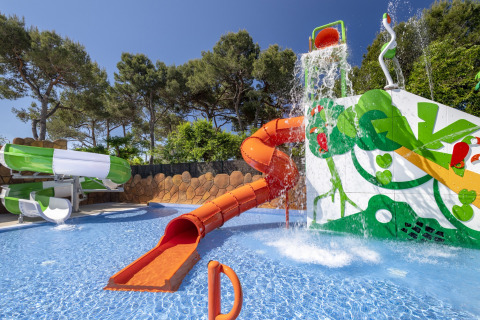 Vandlegeplads med farverige rutsjebaner og børnevenligt poolområde på Camping Solmar - COTTAGE B i Spanien.