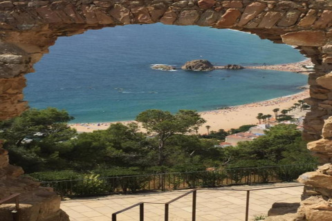 Udsigt over stranden og havet gennem en stenhvælving fra Camping Solmar - COTTAGE B i Spanien.