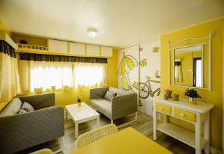 Woonkamer in Miramar Mobile home CINQUE TERRE, Spanje, met gele accenten en comfortabele sfeer.