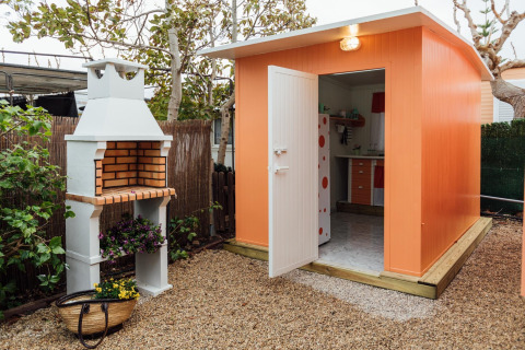 Foto van Miramar Mobile Home CINQUE TERRE in Spanje met barbecue en oranje tuinhuisje.