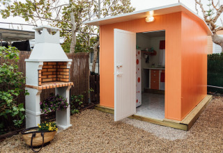 Foto van Miramar Mobile Home CINQUE TERRE in Spanje met barbecue en oranje tuinhuisje.