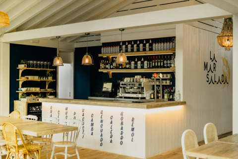 Gezellige bar bij Miramar Mobile home CINQUE TERRE in Spanje, met modern interieur en warme verlichting.