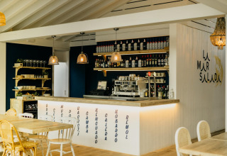 Gezellige bar bij Miramar Mobile home CINQUE TERRE in Spanje, met modern interieur en warme verlichting.
