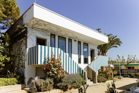 Modern mobiel huis bij Miramar Mobile home CINQUE TERRE in Spanje, met gestreepte balustrades en veel groen.