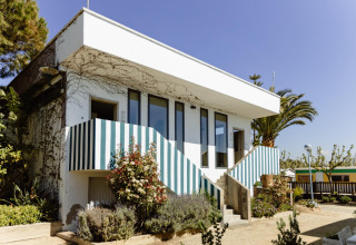 Modern mobiel huis bij Miramar Mobile home CINQUE TERRE in Spanje, met gestreepte balustrades en veel groen.