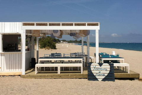 Strandpaviljoen met witte meubels en zeezicht bij Miramar Mobile home CINQUE TERRE in Spanje.