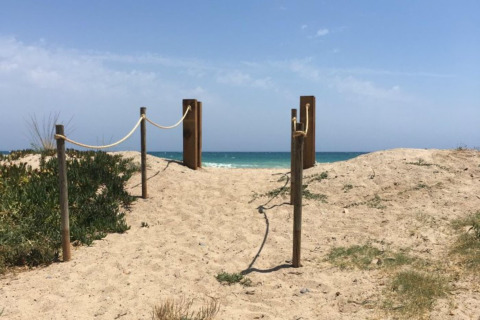 Zandpad met touw langs de kant leidt naar het strand bij Miramar Mobile home CINQUE TERRE in Spanje.
