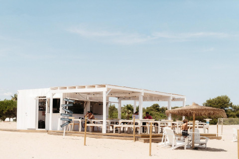 Strandbar bij Miramar Mobile Home CINQUE TERRE in Spanje, met gasten op het zonnige terras.