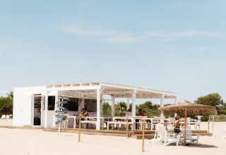 Strandbar bij Miramar Mobile Home CINQUE TERRE in Spanje, met gasten op het zonnige terras.