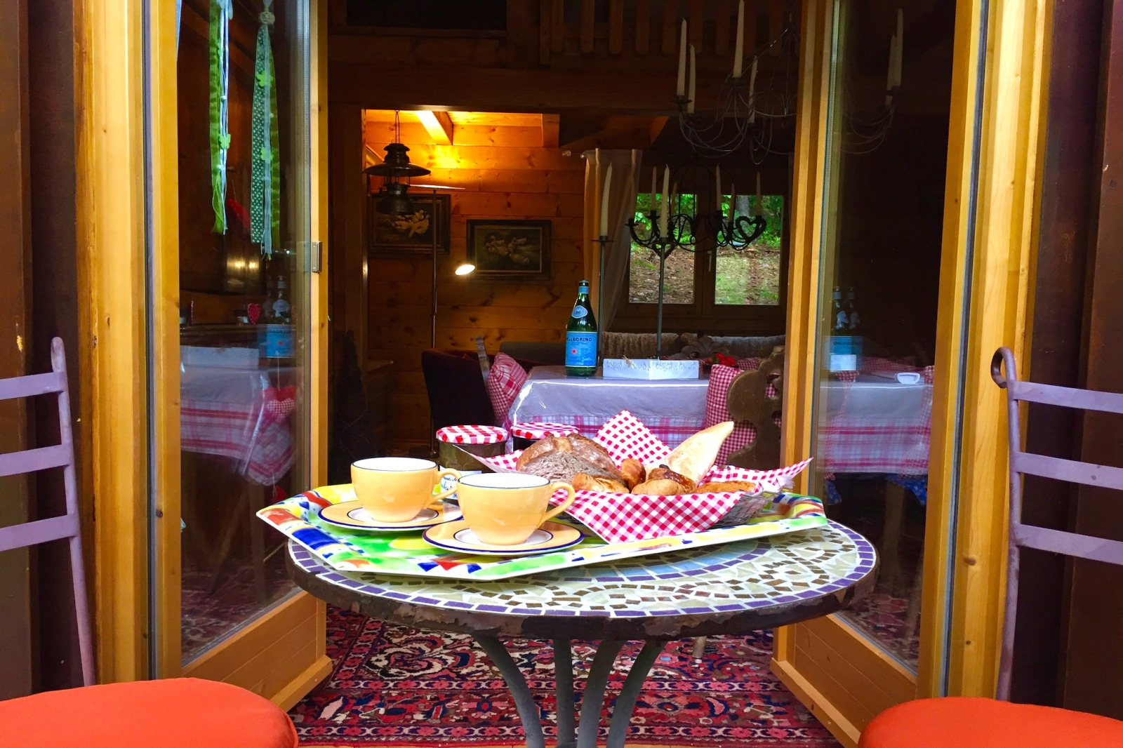 Buitentafel met koffie en broodjes voor chalet Remschweiler in Frankrijk, sfeervol ingericht.
