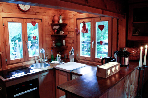 Gezellige chaletkeuken in Remschweiler, Frankrijk, met houten interieur en hartvormige decoraties.