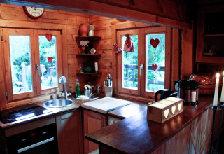 Gezellige chaletkeuken in Remschweiler, Frankrijk, met houten interieur en hartvormige decoraties.