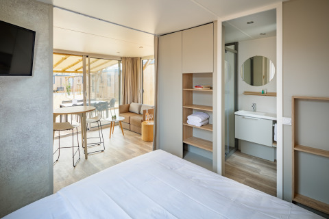 Moderne lodge Beach Resort «Agde 5» i Frankrig med soveværelse, badeværelse og stor terrasse.