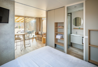 Moderne lodge Beach Resort «Agde 5» i Frankrig med soveværelse, badeværelse og stor terrasse.