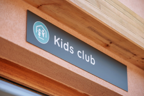 Skilt til Kids Club ved glamping indkvartering, viser et område for børn at lege og have det sjovt.