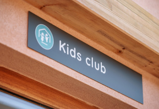 Skilt til Kids Club ved glamping indkvartering, viser et område for børn at lege og have det sjovt.