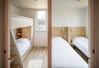 To værelser i et mobilhome på Beach Resort Agde 4 i Frankrig med enkeltsenge og køjeseng.