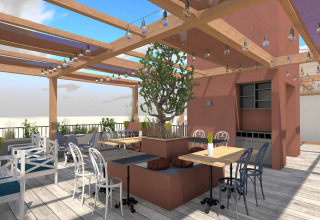 Udendørs terrasse på Beach Resort «Agde 2» i Frankrig med træsæder og udsigt over landskabet.