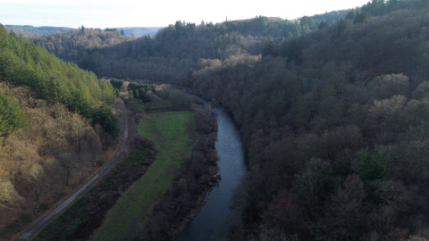 Luftaufnahme vom Fluss und Wald beim Ferienpark Hameau de la Semois in Luxemburg, Belgien.