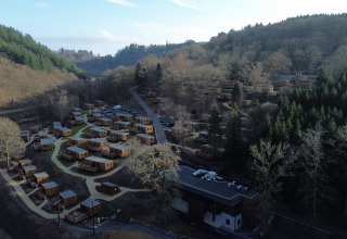Luftaufnahme des Ferienparks Hameau de la Semois in Luxemburg, Belgien, umgeben von Waldlandschaft.