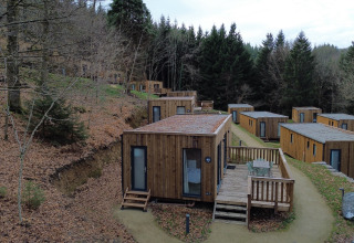 Moderne Holzhütten im Ferienpark Hameau de la Semois in Belgien-Luxemburg, eingebettet im Wald.