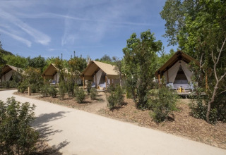Safaritenten voor koppels bij Glamping Wecamp Santa Cristina in Spanje, omgeven door groen en natuur.
