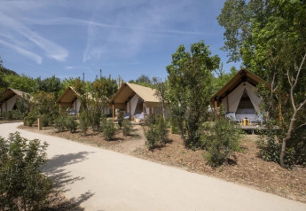 Tende safari per coppie al Glamping Wecamp Santa Cristina in Spagna, immerse nel verde e nella natura.