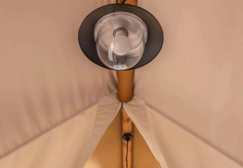 Vista interna di una lampada a soffitto nella tenda safari Glamping Couple al Wecamp Santa Cristina in Spagna.