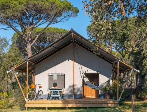 Safari tent Lodge «Family Duplex» bij Wecamp Santa Cristina in Spanje met veranda, hangmat en fiets.