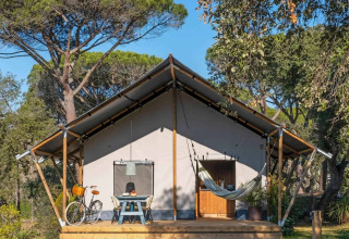 Safari tent Lodge «Family Duplex» bij Wecamp Santa Cristina in Spanje met veranda, hangmat en fiets.