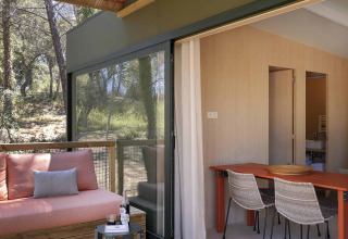 Terras bij Mobile Home Family in Wecamp Santa Cristina, Spanje, met zitgedeelte en eettafel.