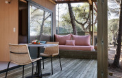 Terrasse du Mobile Home Couple Plus au Wecamp Santa Cristina en Espagne, avec canapé et coin repas confortables.