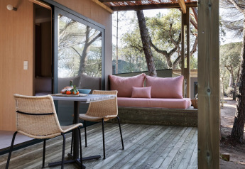 Terrasse du Mobile Home Couple Plus au Wecamp Santa Cristina en Espagne, avec canapé et coin repas confortables.