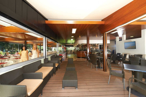 Lichte, moderne loungehoek in een stacaravan met comfortabele zitplaatsen en grote ramen, daglicht.