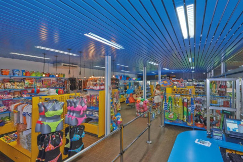 Kleurrijke winkel in Baia Domizia Villaggio Camping I2, Italië, met badkleding en vakantiebenodigdheden.