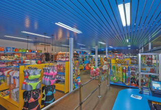 Kleurrijke winkel in Baia Domizia Villaggio Camping I2, Italië, met badkleding en vakantiebenodigdheden.