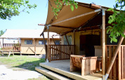 Tenda safari al Beach Park Vlugtenburg 13 nei Paesi Bassi con terrazza in legno e sedute esterne.