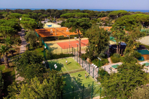 Resort vacacional Riva degli Etruschi en Italia con pistas de tenis, mucha vegetación, cerca del mar.