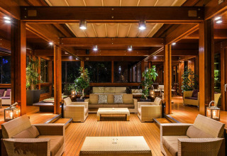 Acogedora sala de estar con muebles de mimbre en Holiday resort Riva degli Etruschi, Italia, cerca del mar