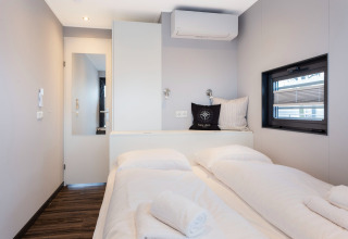 Modernes Schlafzimmer auf dem Hausboot «Elysium» in den Niederlanden mit hellen, gemütlichen Details.
