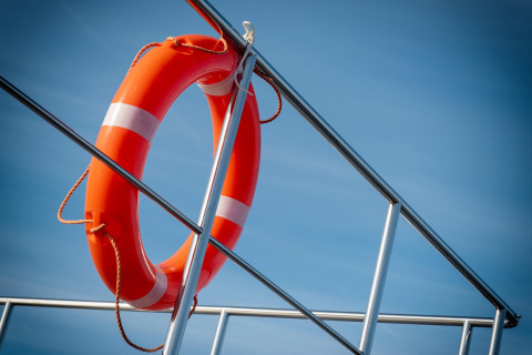 Salvagente fissato alle ringhiere dell’Houseboat «Elysium» nei Paesi Bassi, sotto cielo limpido.