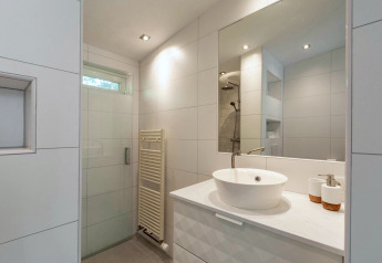 Salle de bain moderne avec grand miroir, vasque et douche, Eureka 109, Pays-Bas, style minimaliste.