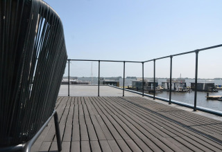 Udsigt fra dækket af husbåden RiggelBrug Sneekermeer med søudsigt og både i Holland.