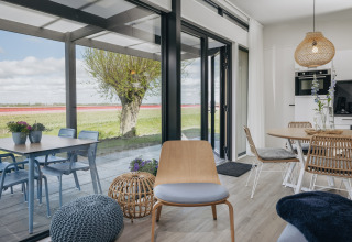 Lys stue i Park Wijdenes 4 med moderne indretning og udsigt over det smukke hollandske landskab.